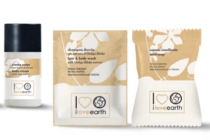 Kit linea cortesia hotel ecologica iloveearth con flaconi di shampoo doccia, crema corpo e sapone emolliente.