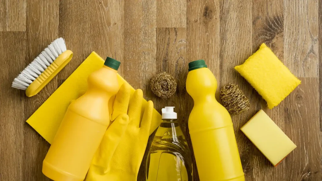 Kit completo di detergenti professionali, spugne e guanti gialli per imprese di pulizia e igiene profonda.