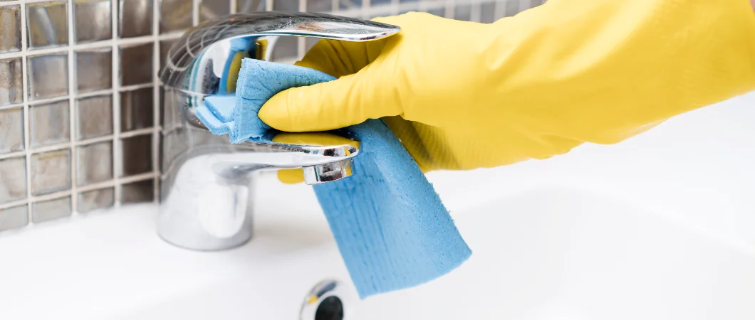 Odori persistenti nei bagni e negli spogliatoi: cause reali e soluzioni professionali